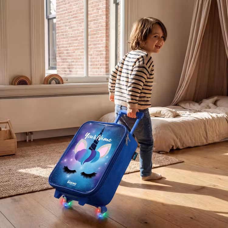 Eenhoorn op een sterrenhemel achtergrond Kinderkoffer - Blauw klein -sfeer1