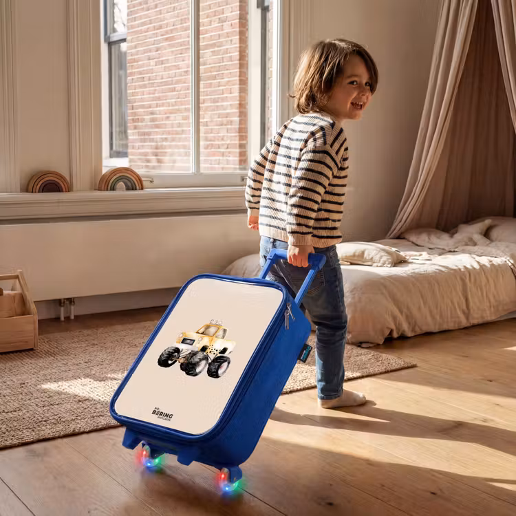 Gele monstertruck op een beige achtergrond Kinderkoffer - Blauw klein -sfeer1