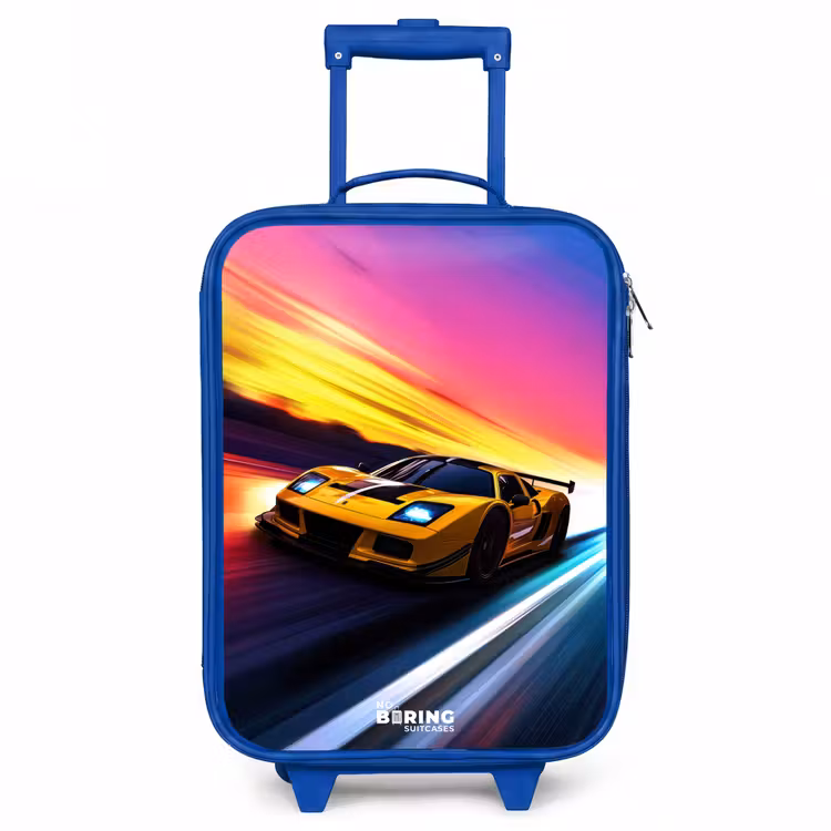 Gele raceauto bij kleurrijke zonsondergang Kinderkoffer - Blauw klein -3d