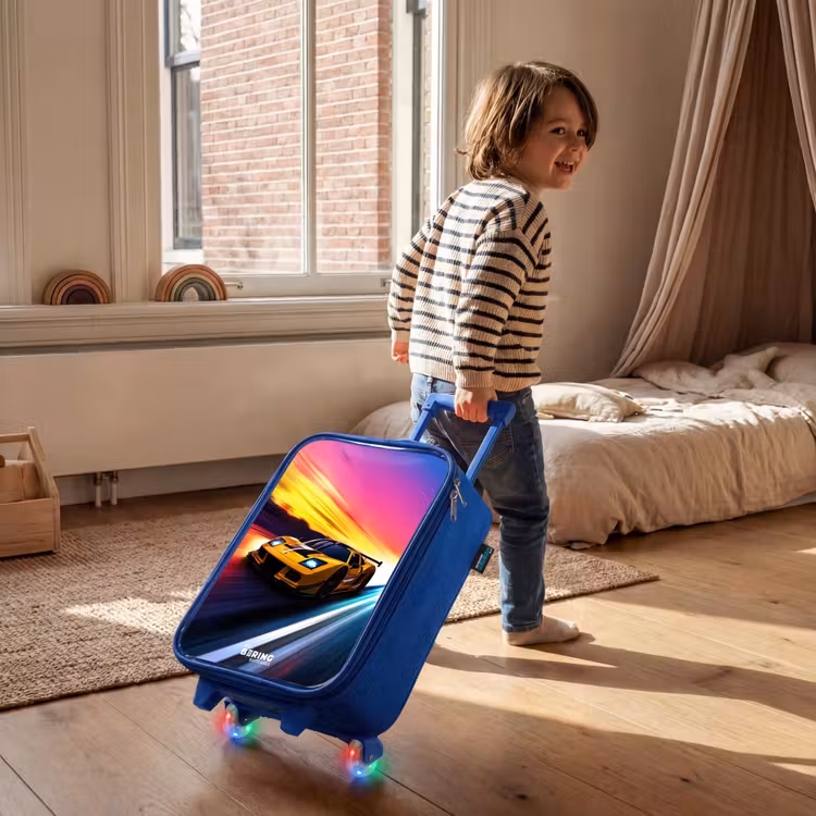 Gele raceauto bij kleurrijke zonsondergang Kinderkoffer - Blauw klein -sfeer1