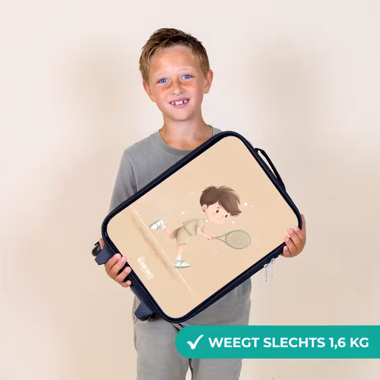 Jongen speelt tennis op zandkleurige achtergrond Kinderkoffer - Zwart klein -sfeer4_NL