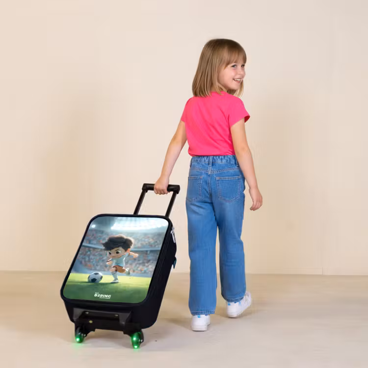 Jongen - Voetbal - Stadion - Zonlicht Kinderkoffer - Zwart klein -sfeer1