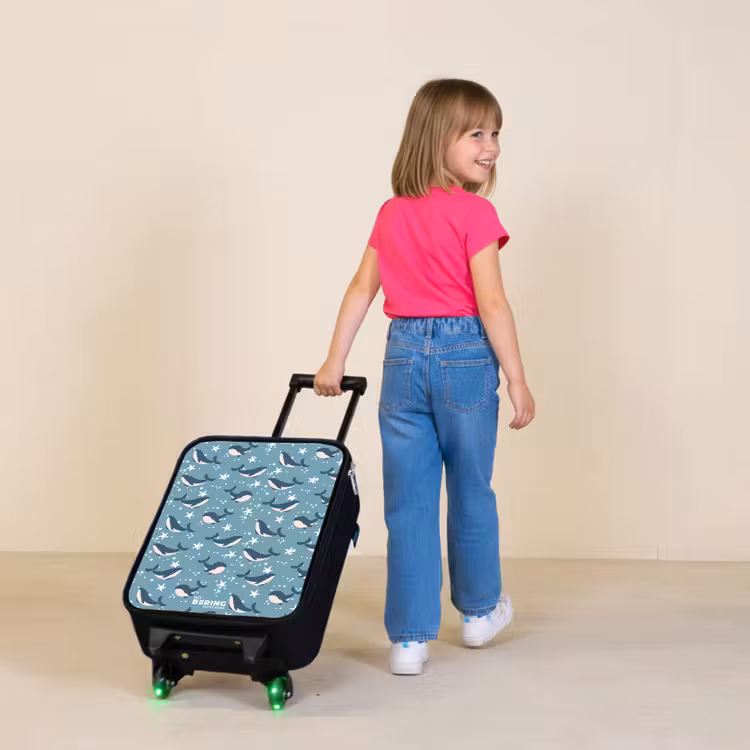 Donkerblauw walvissenpatroon met zeesterren Kinderkoffer - Zwart klein -sfeer1