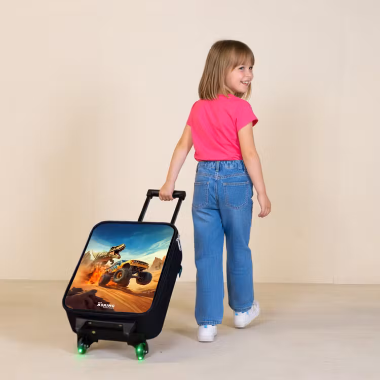 Vluchtende truck voor T-Rex in vurige woestijn Kinderkoffer - Zwart klein -sfeer1