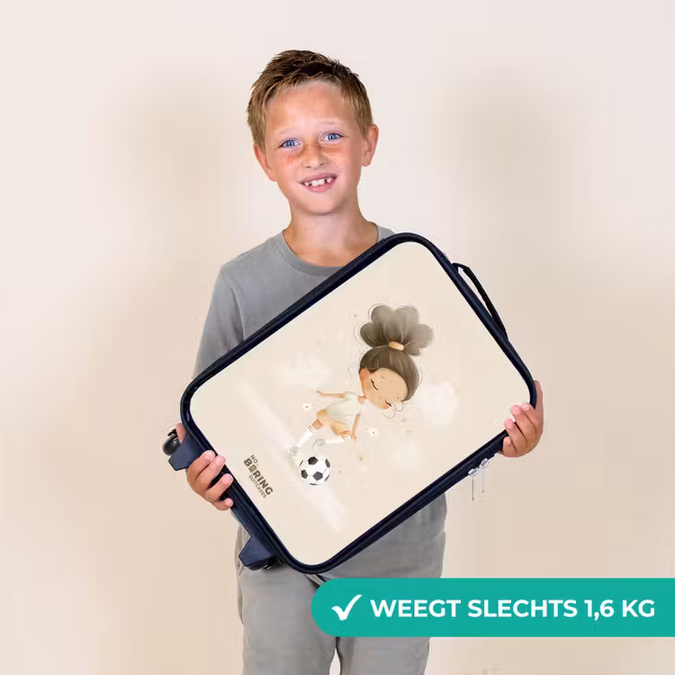 Meisje met een voetbal in beige kleuren Kinderkoffer - Zwart klein -sfeer4_NL