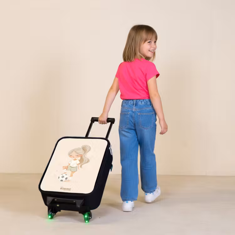 Meisje met een voetbal in beige kleuren Kinderkoffer - Zwart klein -sfeer1