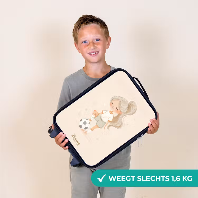 Meisje met een voetbal in beige kleuren Kinderkoffer - Zwart klein -sfeer4_NL