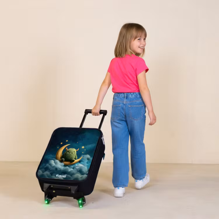 Groen monster op maansikkel Kinderkoffer - Zwart klein -sfeer1