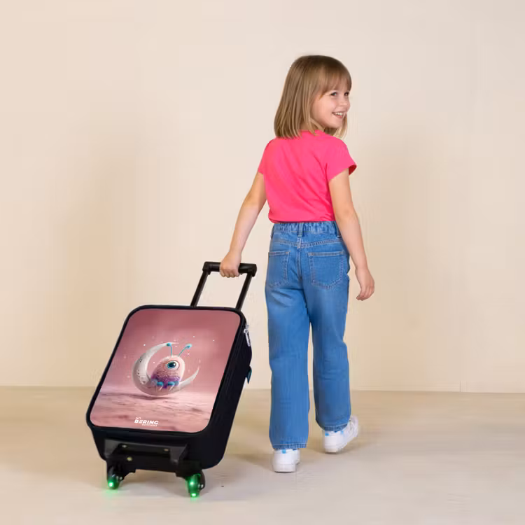 Maanwip met Pluizig Wezentje Kinderkoffer - Zwart klein -sfeer1
