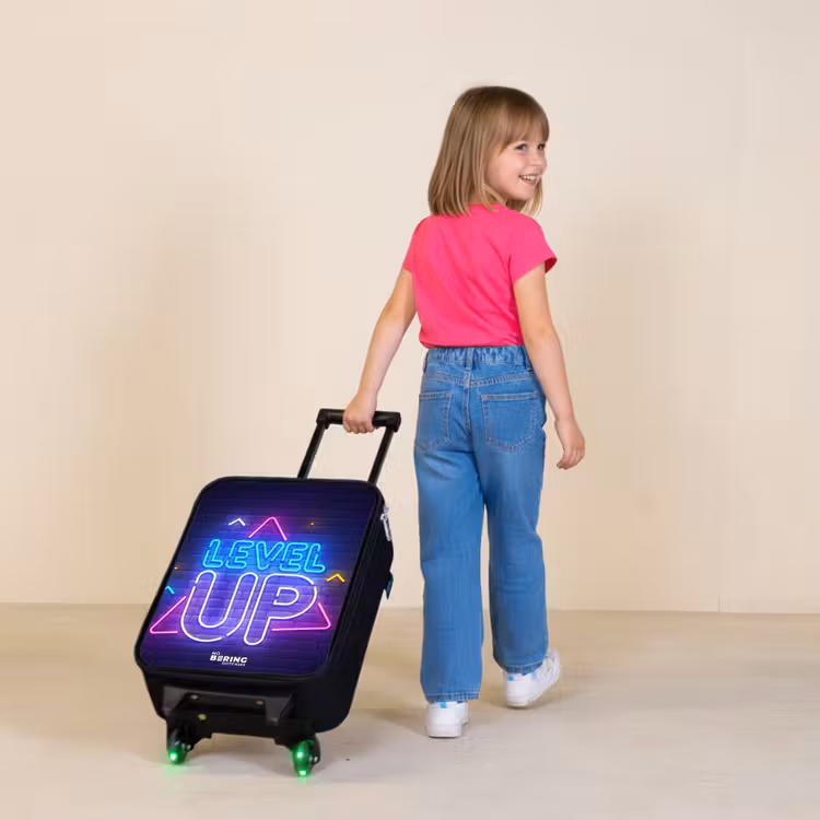 Neonletters op een bakstenen muur Kinderkoffer - Zwart klein -sfeer1