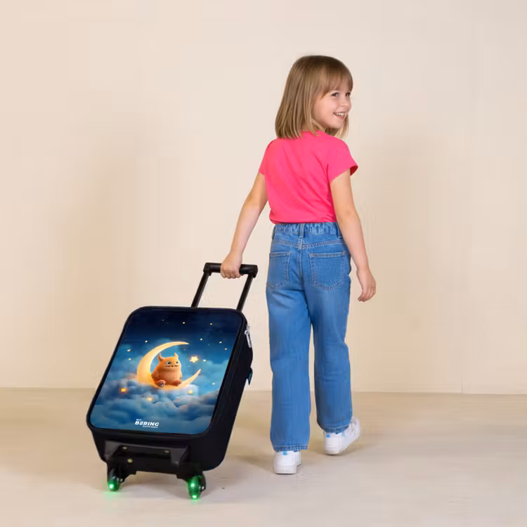 Oranje monster op maansikkel Kinderkoffer - Zwart klein -sfeer1