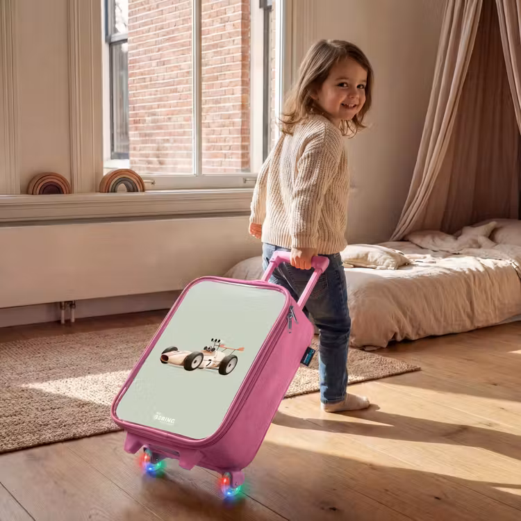 Beige retro raceauto op groen achtergrond Kinderkoffer - Roze klein -sfeer1