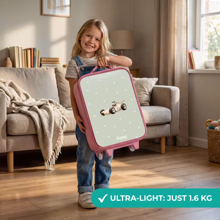 Beige retro raceauto op groene stippen achtergrond Kinderkoffer - Roze klein -sfeer2_EN