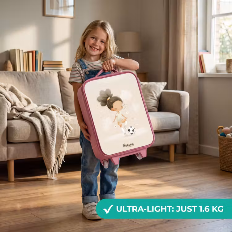 Meisje met een voetbal in beige kleuren Kinderkoffer - Roze klein -sfeer2_EN
