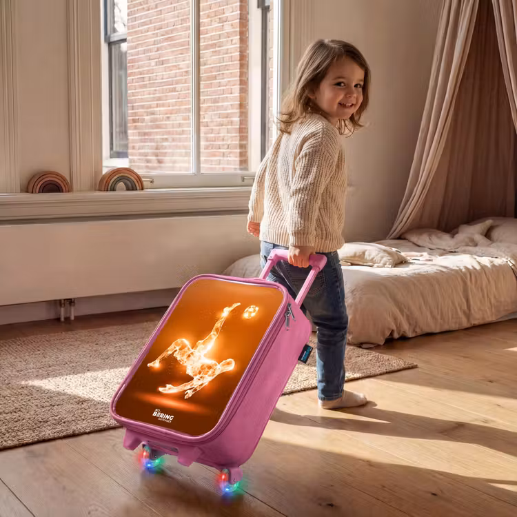 Oranje lichtvoetballer in zweefmoment Kinderkoffer - Roze klein -sfeer1