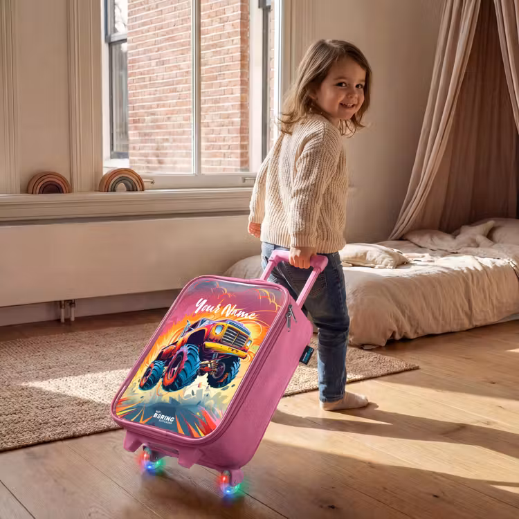 Roze Monstertruck Vliegt over het Asfalt Kinderkoffer - Roze klein -sfeer1