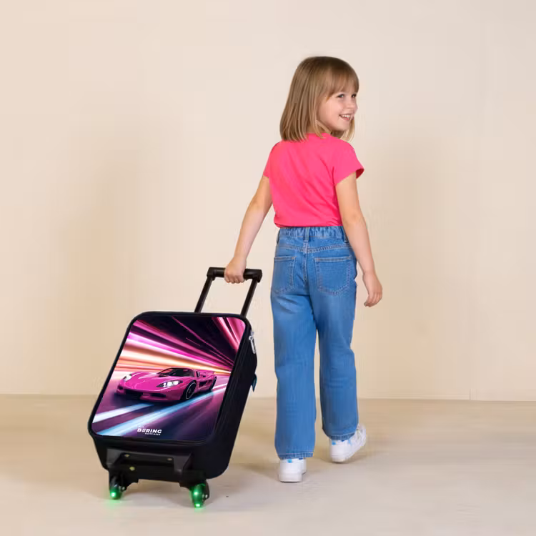 Roze raceauto flitst door neonlicht Kinderkoffer - Zwart klein -sfeer1