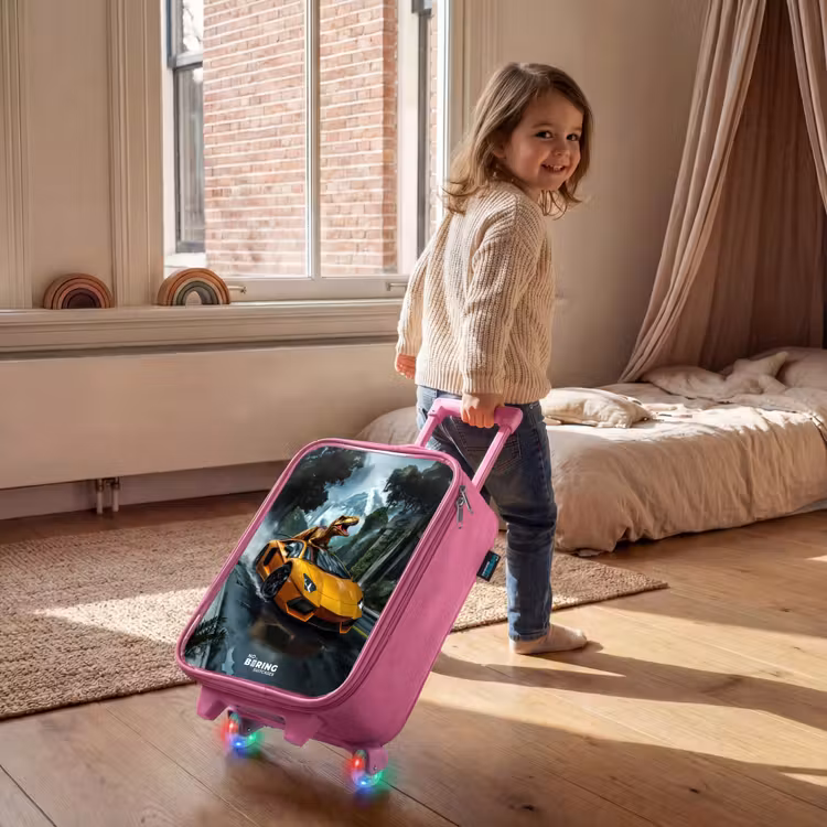 T-Rex op oranje sportauto in regenachtig woud Kinderkoffer - Roze klein -sfeer1