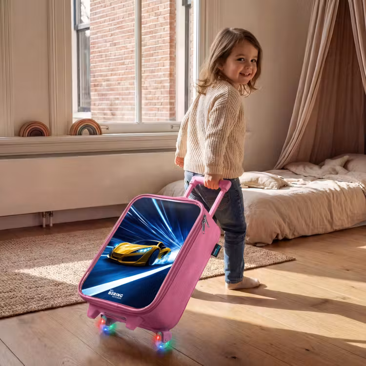 Gele sportwagen in lichttunnel van snelheid Kinderkoffer - Roze klein -sfeer1