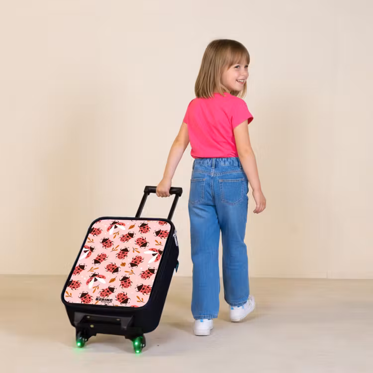 Rode lieveheersbeestjes op roze achtergrond Kinderkoffer - Zwart klein -sfeer1