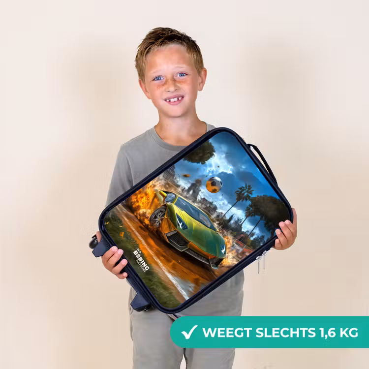 Sportauto knalt door voetbalveld met bal Kinderkoffer - Zwart klein -sfeer4_NL
