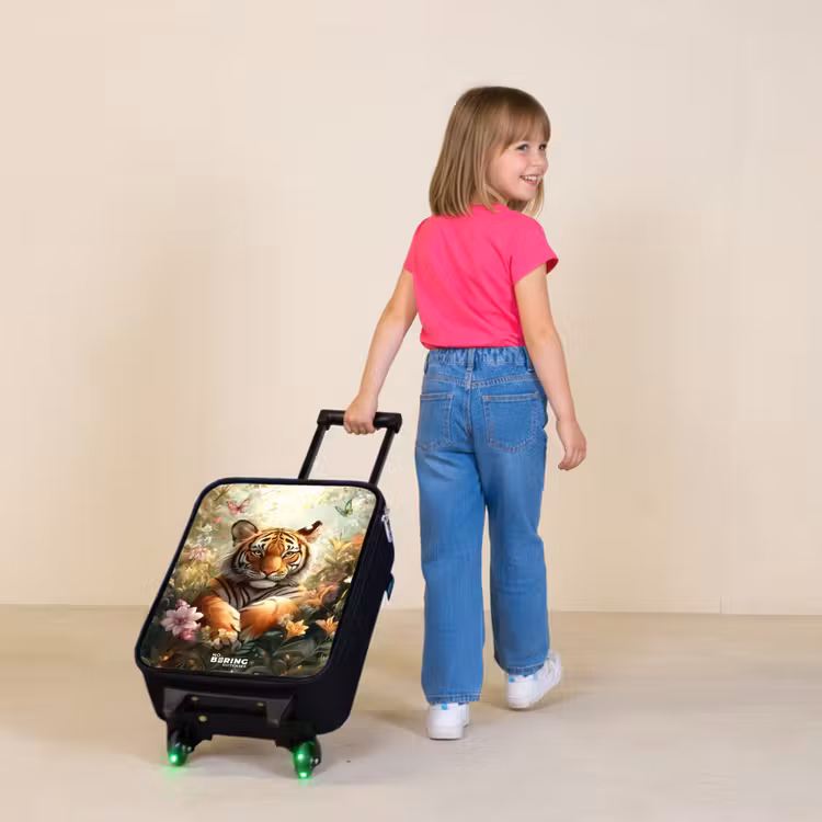 Tijger in bloemenveld met vlinders en zonlicht Kinderkoffer - Zwart klein -sfeer1