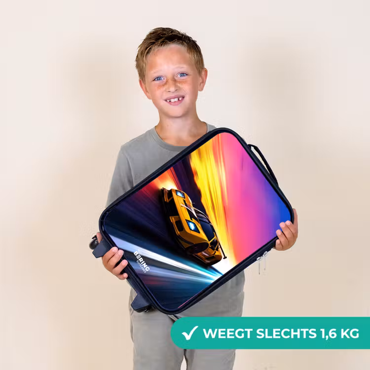 Gele raceauto bij kleurrijke zonsondergang Kinderkoffer - Zwart klein -sfeer4_NL