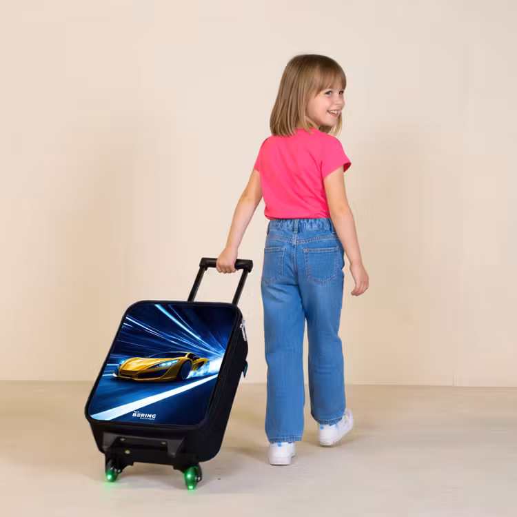 Gele sportwagen in lichttunnel van snelheid Kinderkoffer - Zwart klein -sfeer1