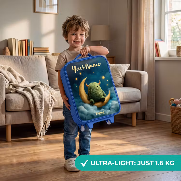Groen monster op maansikkel Kinderkoffer - Blauw klein -sfeer2_EN