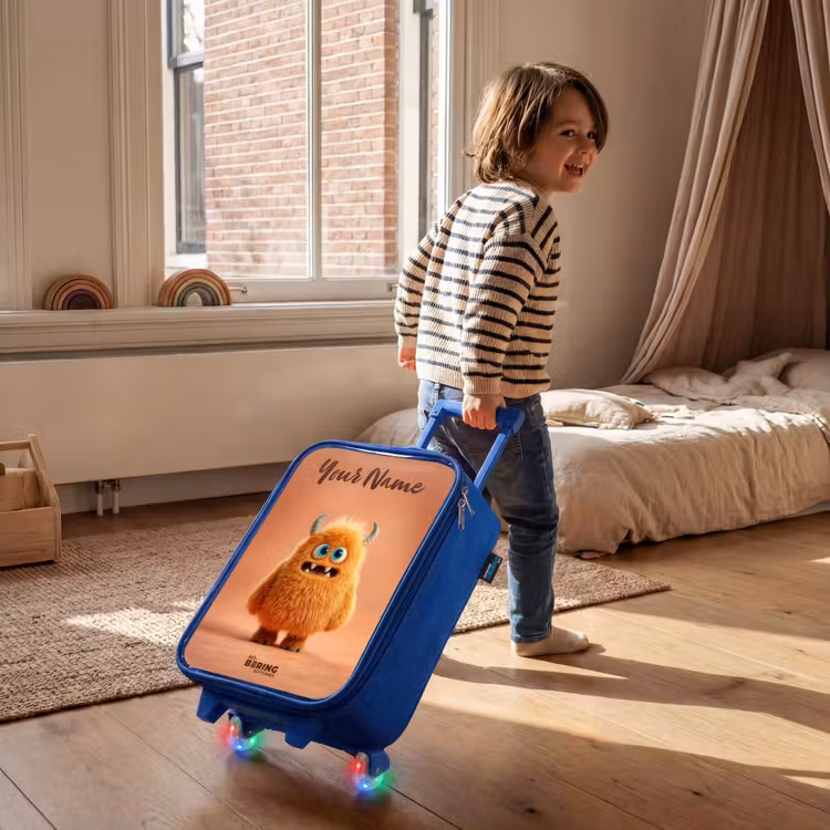 Oranje Pluizig Monster met Hoorns Kinderkoffer - Blauw klein -sfeer1