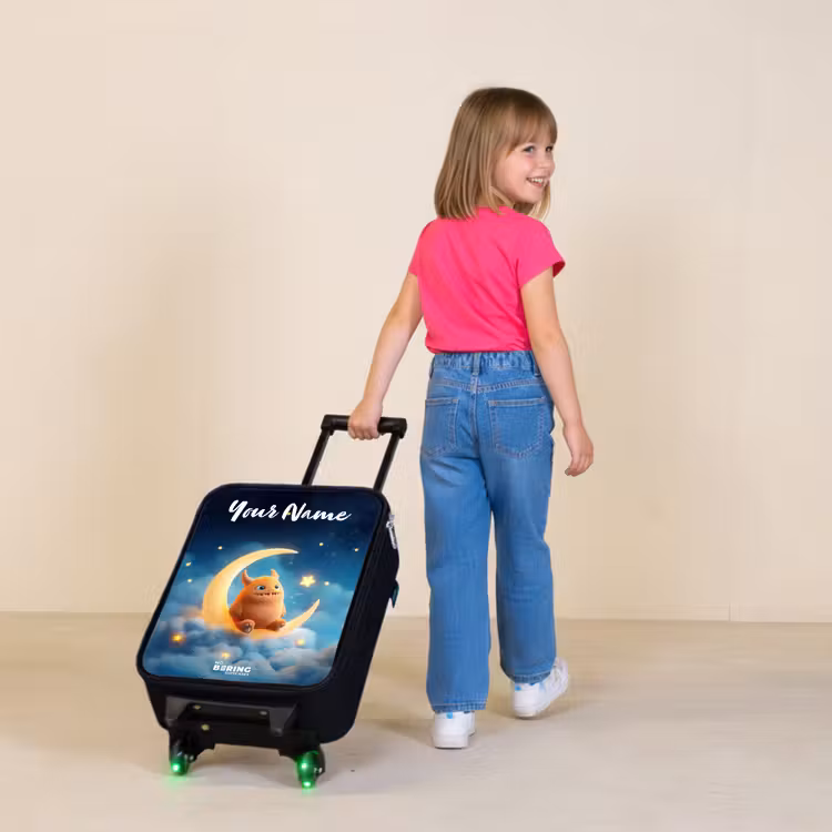 Oranje monster op maansikkel Kinderkoffer - Zwart klein -sfeer1