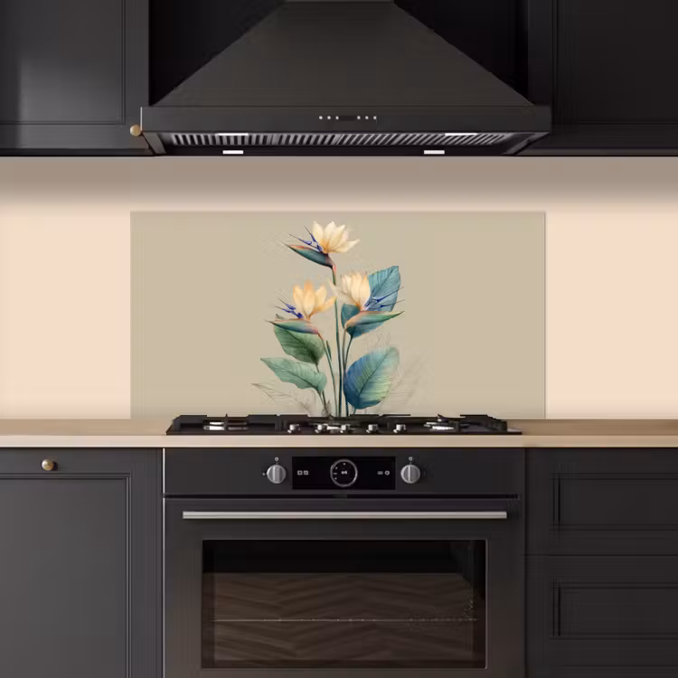 Paradijsvogelbloemen - Blauwgroene bladeren - Beige keuken achterwand spatscherm middel -sfeer1