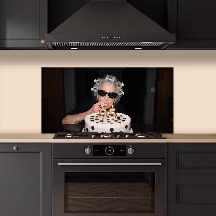 Verjaardag - Krulspeld - Oma keuken achterwand spatscherm middel -sfeer1