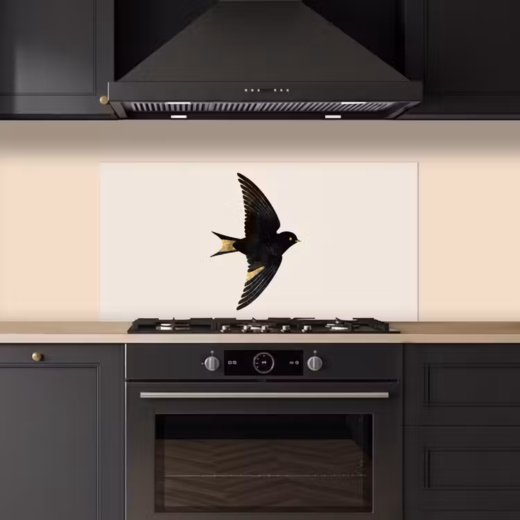 Zwarte zwaluw - Gouden accenten - Lichte achtergrond keuken achterwand spatscherm middel -sfeer1
