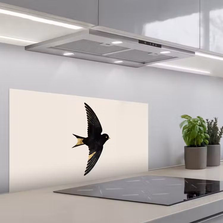 Zwarte zwaluw - Gouden accenten - Lichte achtergrond keuken achterwand spatscherm middel -3d_schuin
