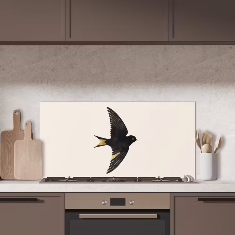 Zwarte zwaluw - Gouden accenten - Lichte achtergrond keuken achterwand spatscherm middel -sfeer2
