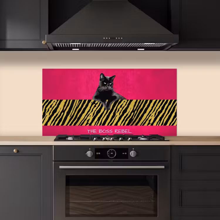 Kat - Baas - Roze - Tijgerprint keuken achterwand spatscherm middel -sfeer1