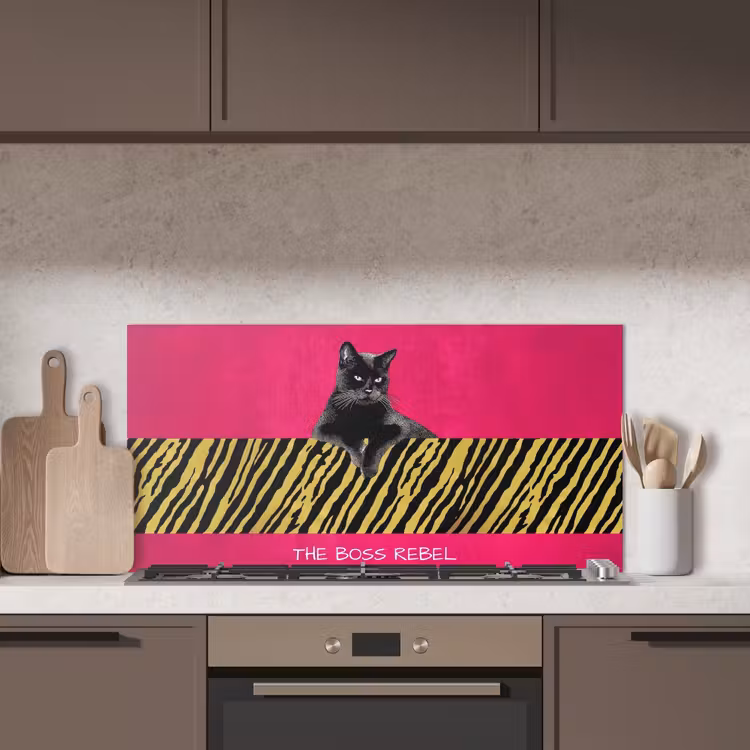 Kat - Baas - Roze - Tijgerprint keuken achterwand spatscherm middel -sfeer2