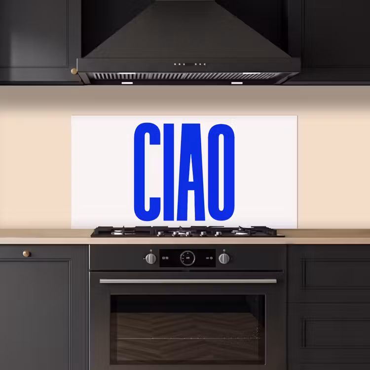 Ciao - Hoofdletters - Blauw - Minimalistisch keuken achterwand spatscherm middel -sfeer1