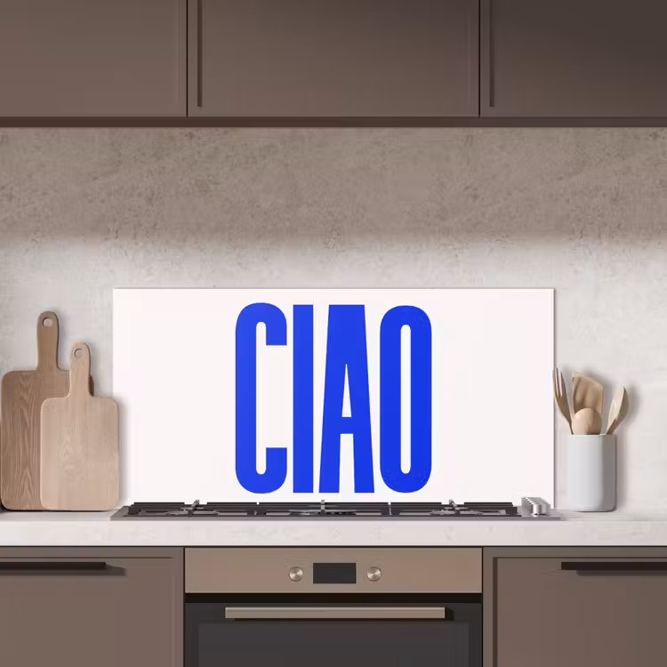 Ciao - Hoofdletters - Blauw - Minimalistisch keuken achterwand spatscherm middel -sfeer2