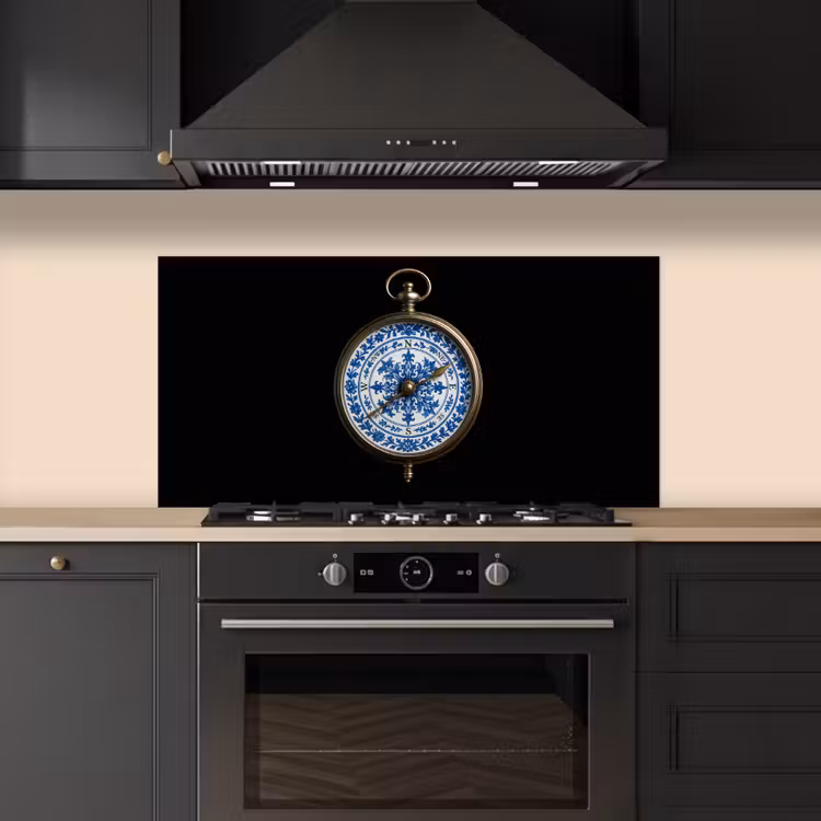 Kompas - Delfts blauw - Zwart keuken achterwand spatscherm middel -sfeer1
