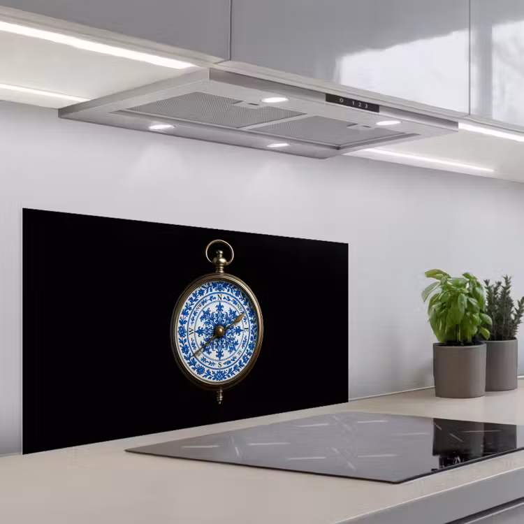 Kompas - Delfts blauw - Zwart keuken achterwand spatscherm middel -3d_schuin