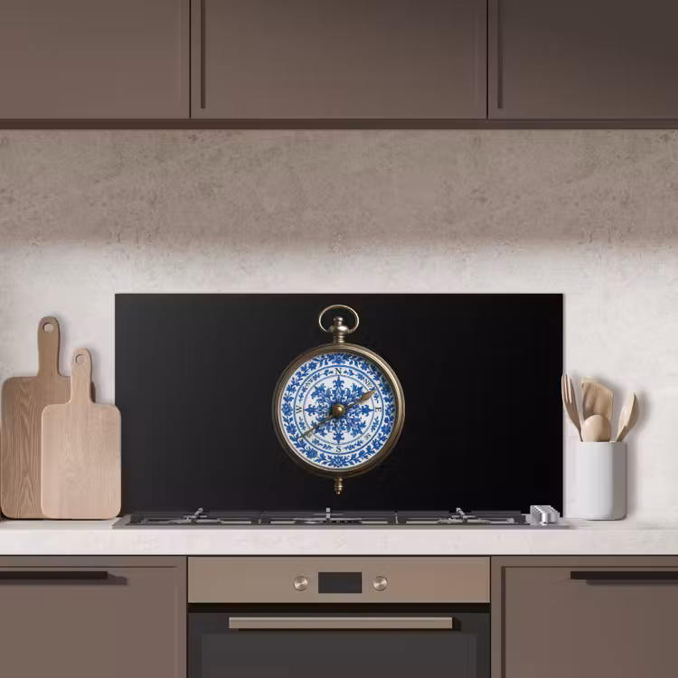 Kompas - Delfts blauw - Zwart keuken achterwand spatscherm middel -sfeer2