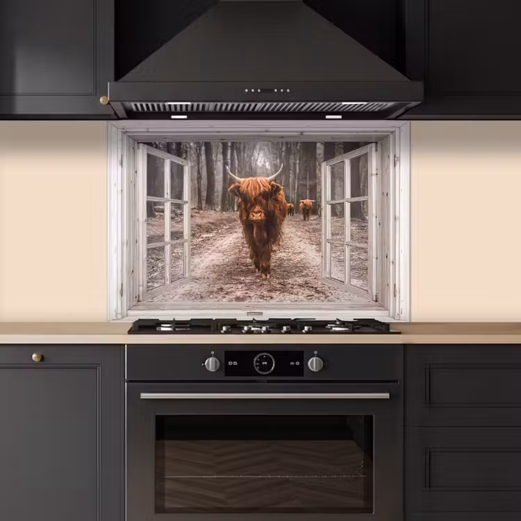 Doorkijk - Schotse Hooglander - Raam keuken achterwand spatscherm middel -sfeer1