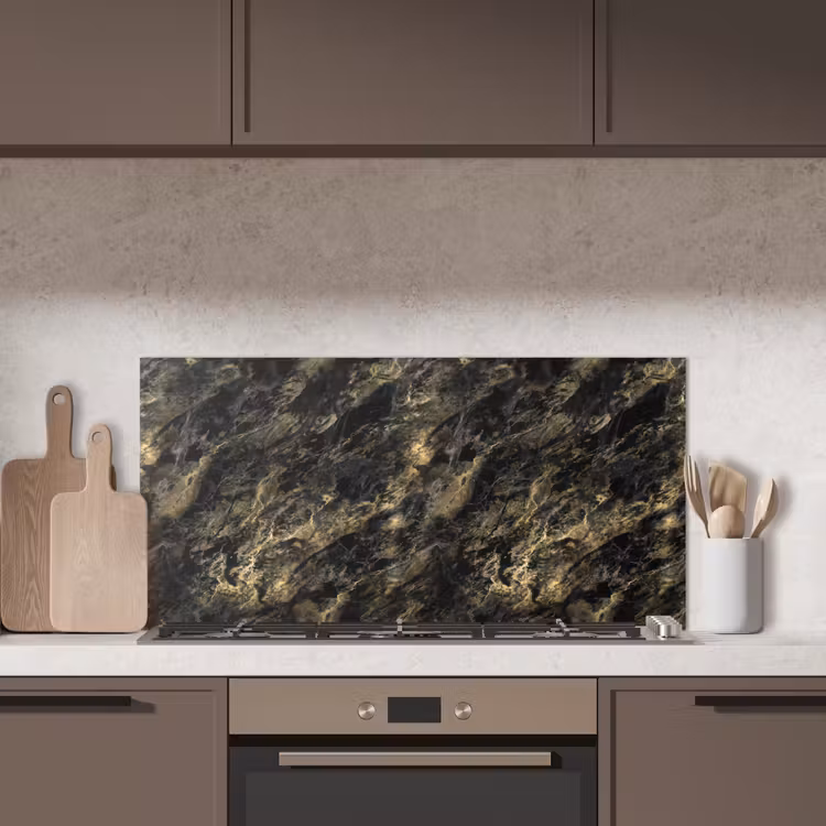 Marmer - Zwart - Goud keuken achterwand spatscherm middel 899 -sfeer2