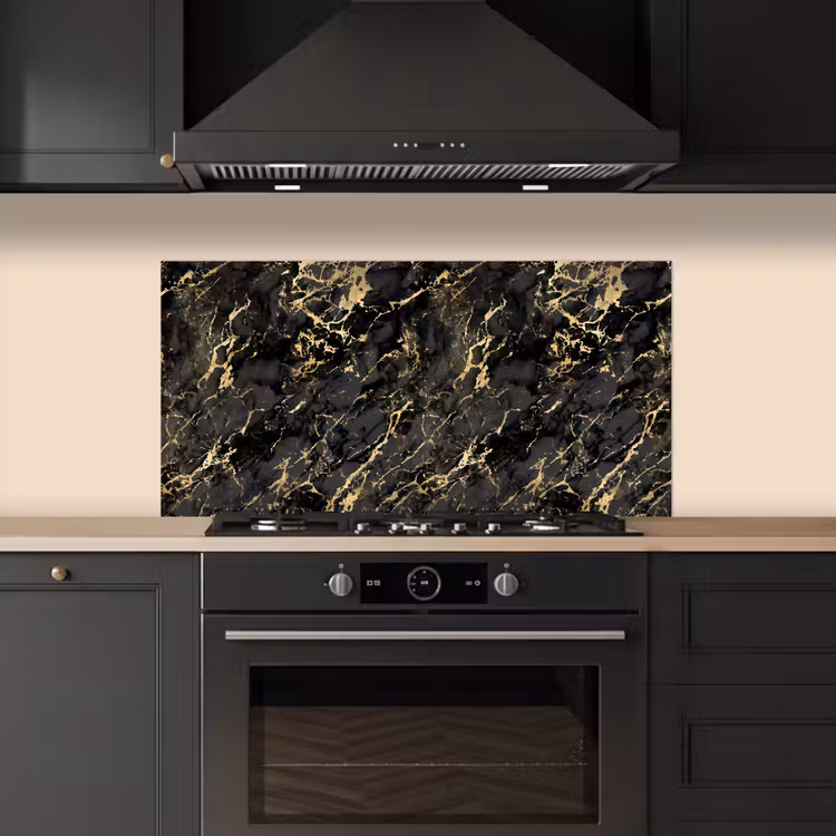 Marmer - Zwart - Goudstructuur keuken achterwand spatscherm middel 899 -sfeer1