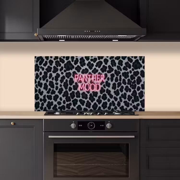 Panterprint - Zwart - Neonletters - Roze keuken achterwand spatscherm middel -sfeer1