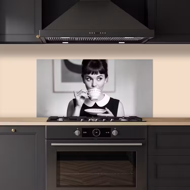 Portret - Thee - Vrouw keuken achterwand spatscherm middel -sfeer1