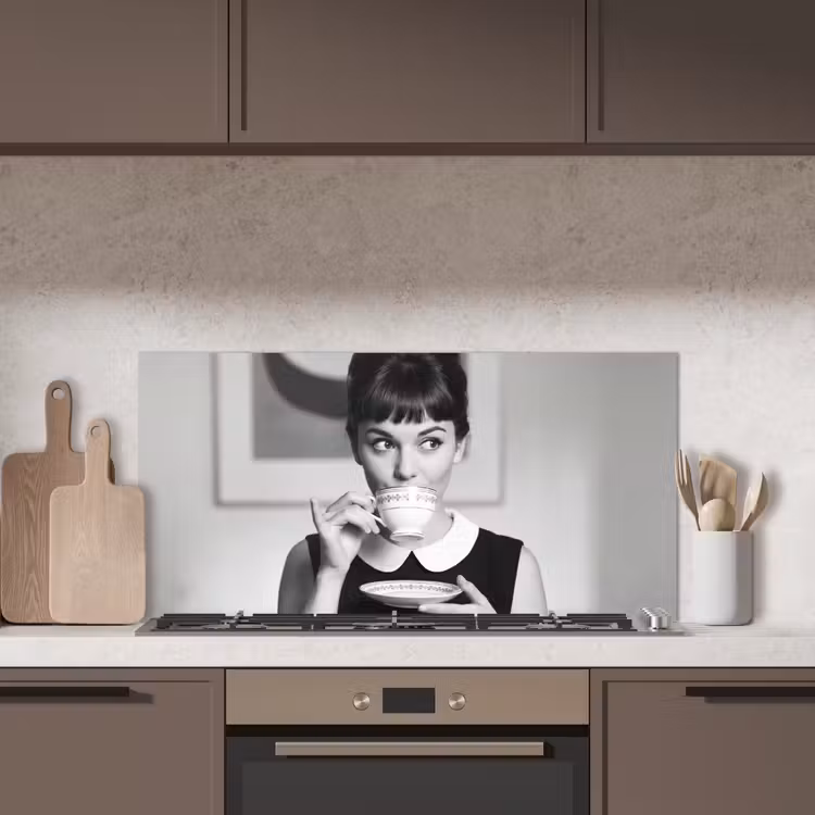 Portret - Thee - Vrouw keuken achterwand spatscherm middel -sfeer2