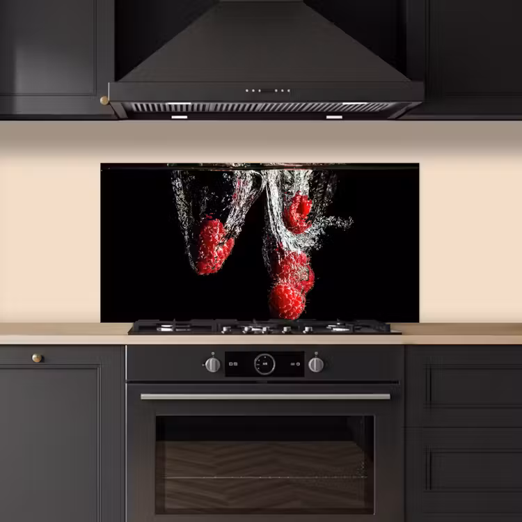 Frambozen - Fruit - Stilleven - Water - Zwart - Rood keuken achterwand spatscherm middel -sfeer1